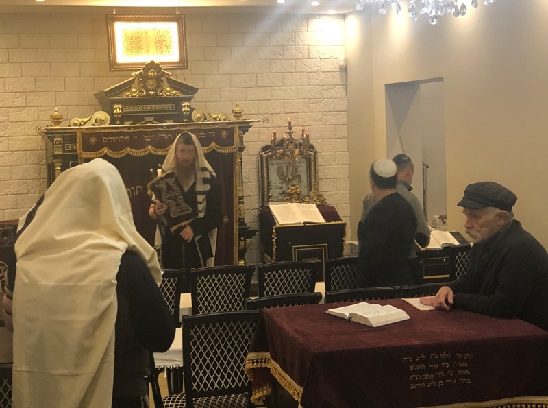 Раввин Йехезкель Лазар провел молитву в Центральной синагоге Симферополя.