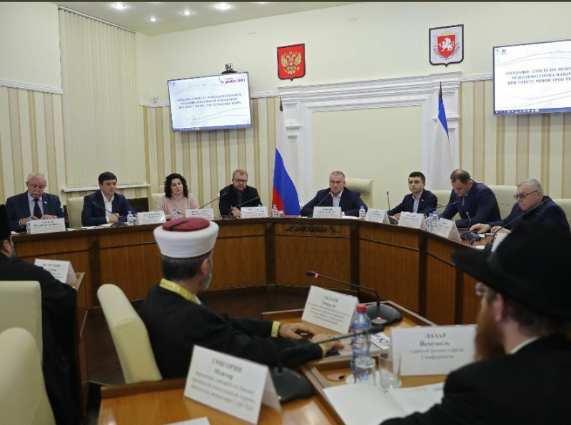 25 декабря, Главный раввин Симферополя Йехезкель Лазар участвовал в заседании Совета по межнациональным и межконфессиональным отношениям.