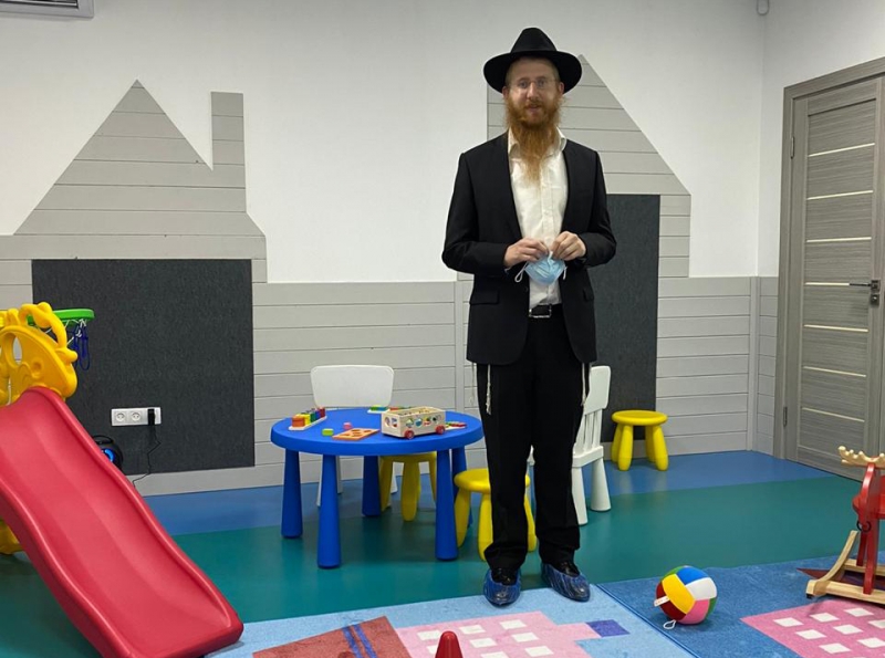 Раввин Йехезкель Лазар и Аркадий Цырульников прикрепили мезузы в новом еврейском детском центре Ган Хамеш