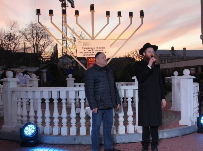 2 декабря, в центре  Симферополя состоялась церемония зажигания первой ханукальной свечи.